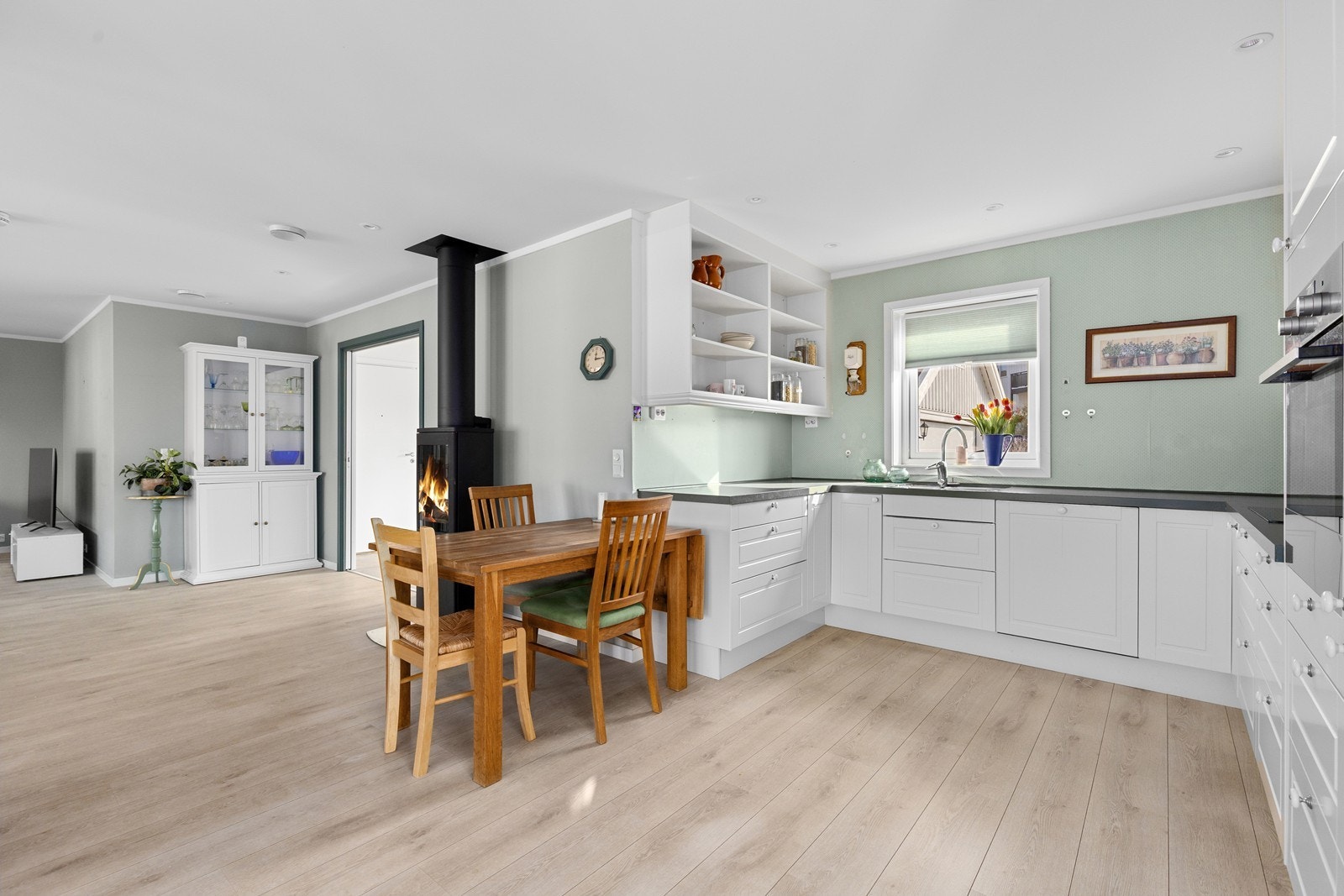 Kjøkkenet har stor innredning fra Sigdal med god benk- og skapplass samt integrerte hvitevarer Galleribilde