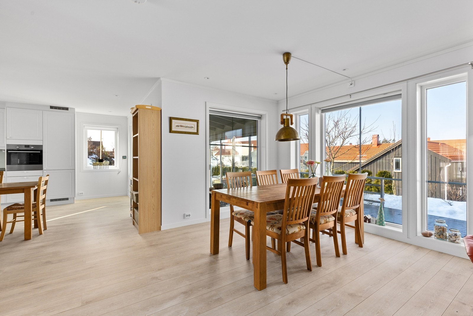 Romslig stue- og kjøkkenløsning med store vindusflater, spisestue og utgang sommerstue samt hage og stor terrasse. Galleribilde