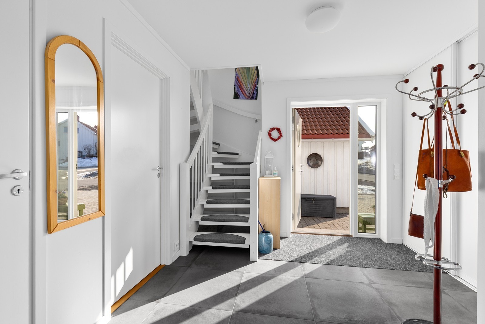 Romslig hall / inngangsparti. Galleribilde