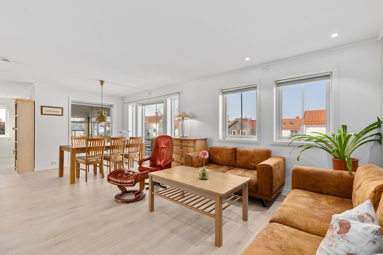 Innholdsrik, nyere enebolig med alle funksjoner på èn flate samt innholdsrik loftsetasje med soveromsavdeling og ekstra bad. Galleribilde