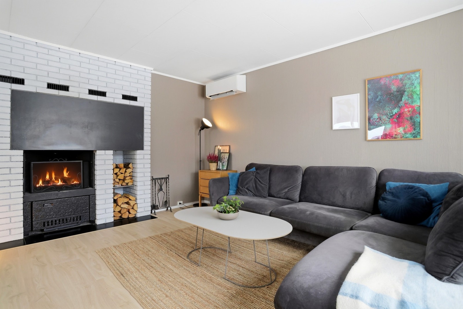 I stuen er det montert varmepumpe fra 2020, samt åpen peis. Galleribilde