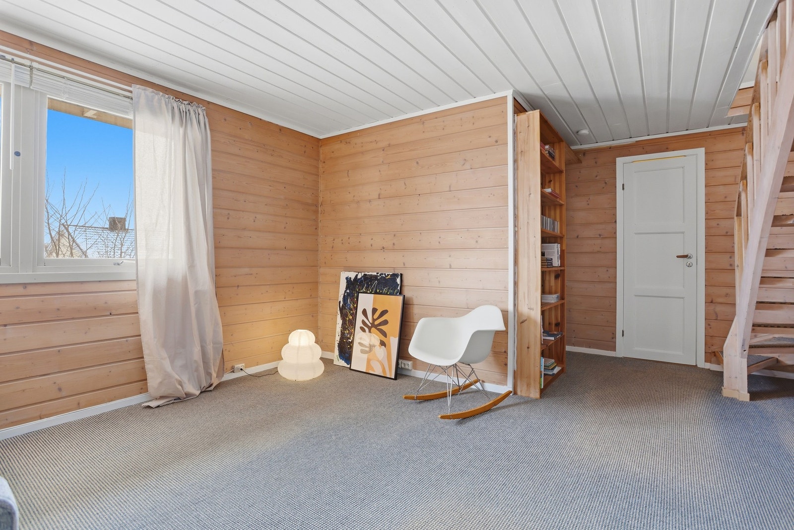 I u.etg. er det en hyggelig kjellerstue som skaper mer fleksibilitet hos barnefamilien. Rommet har b.la. plass til en liten sofa og TV. Galleribilde