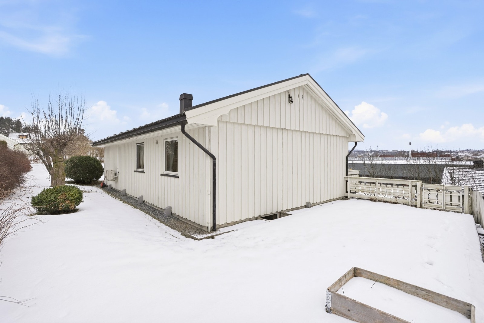 Eiendommen har hyggelig hage med fin beplantning. Galleribilde