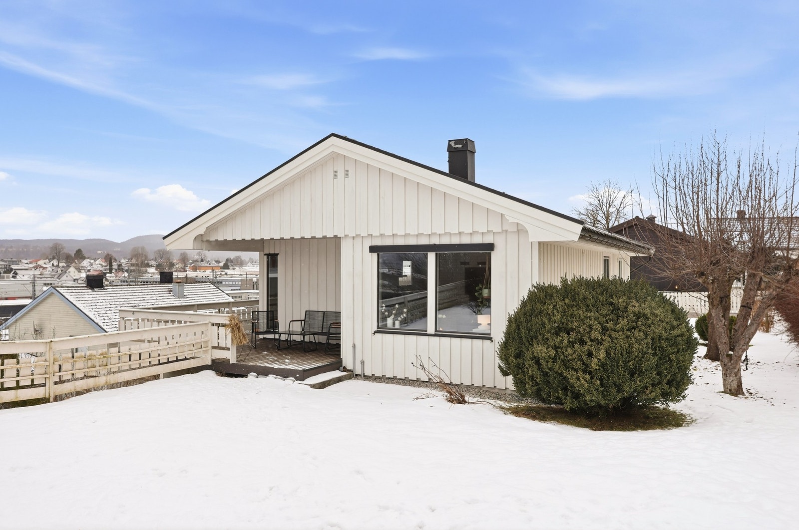 Romslig veranda rundt store deler av boligen. Gode solforhold og enkel adkomst til fin hage. Galleribilde