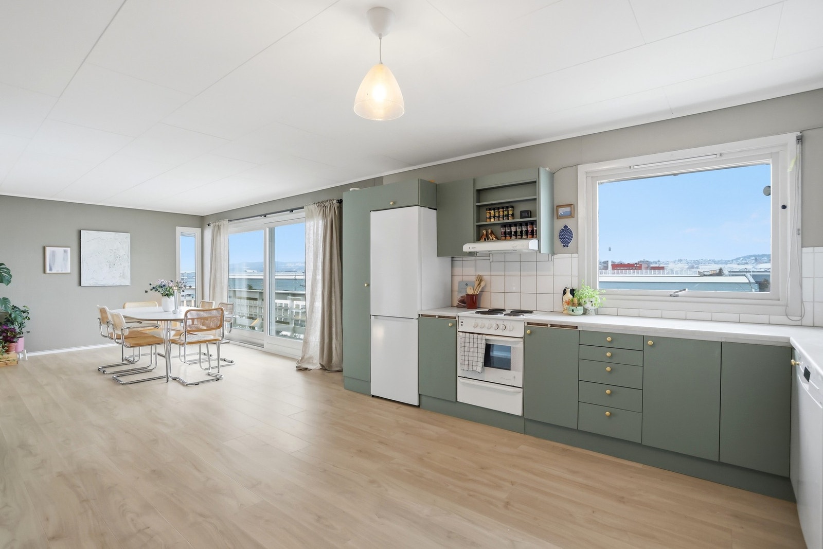 Fra spisestuen er det direkte adkomst til romslig terrasse med adkomst fra stue og hage. Galleribilde