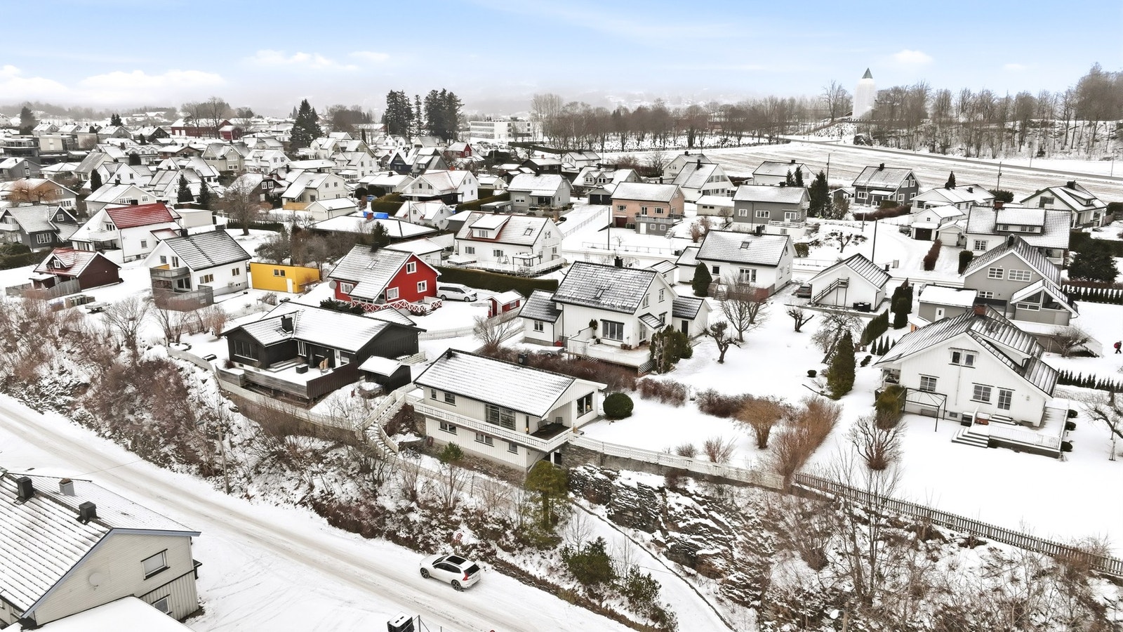 Asfaltert innkjørsel opp til eiendommen med varmekabler i hjulspor. Galleribilde