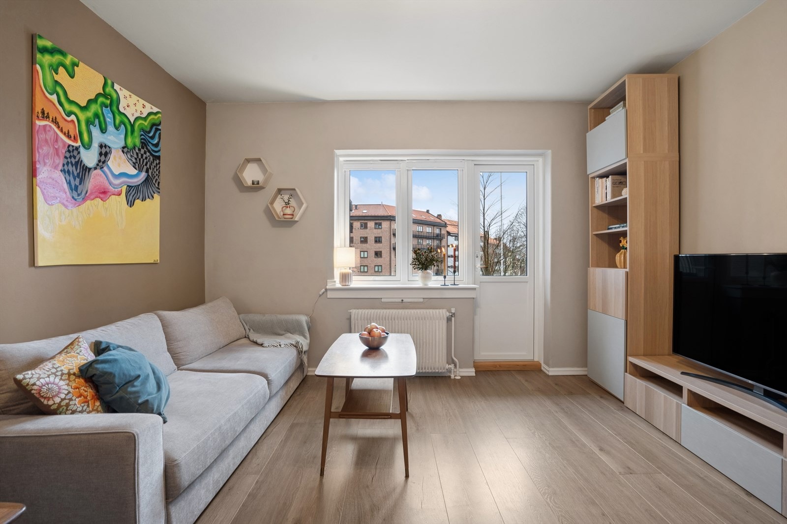 De store vinduene slipper inn mye lys. Galleribilde