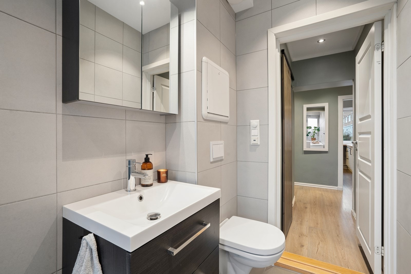 Gulv og vegger er flislagt i en delikat farge. Galleribilde