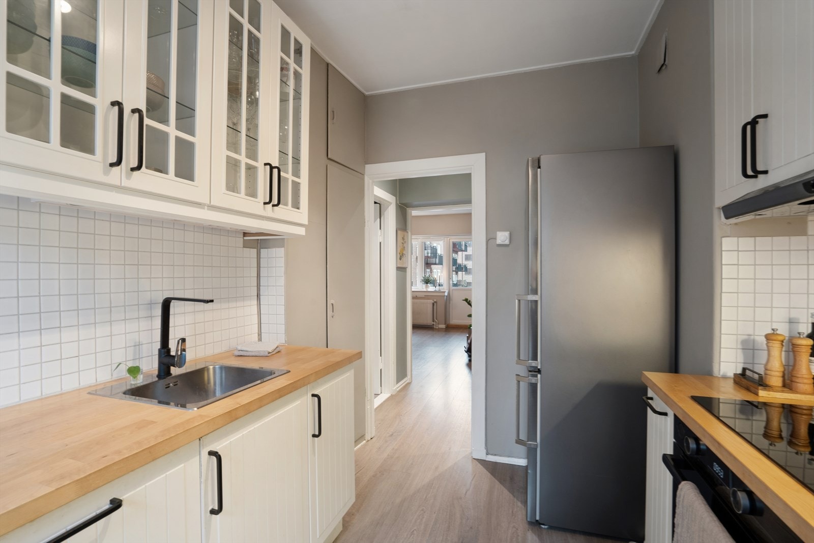 Kjøkkenet er utstyrt med integrert oppvaskmaskin, platetopp og stekeovn, samt frittstående kjøl- og fryseskap. Galleribilde