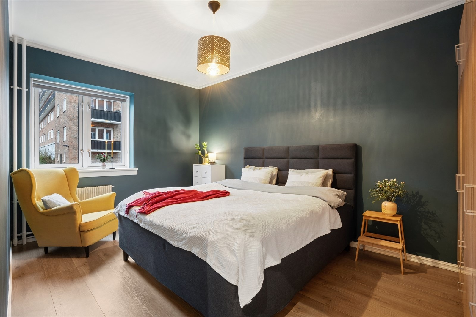 Stort soverom med god plass til dobbeltseng, garderobeløsning og nattbord. Galleribilde