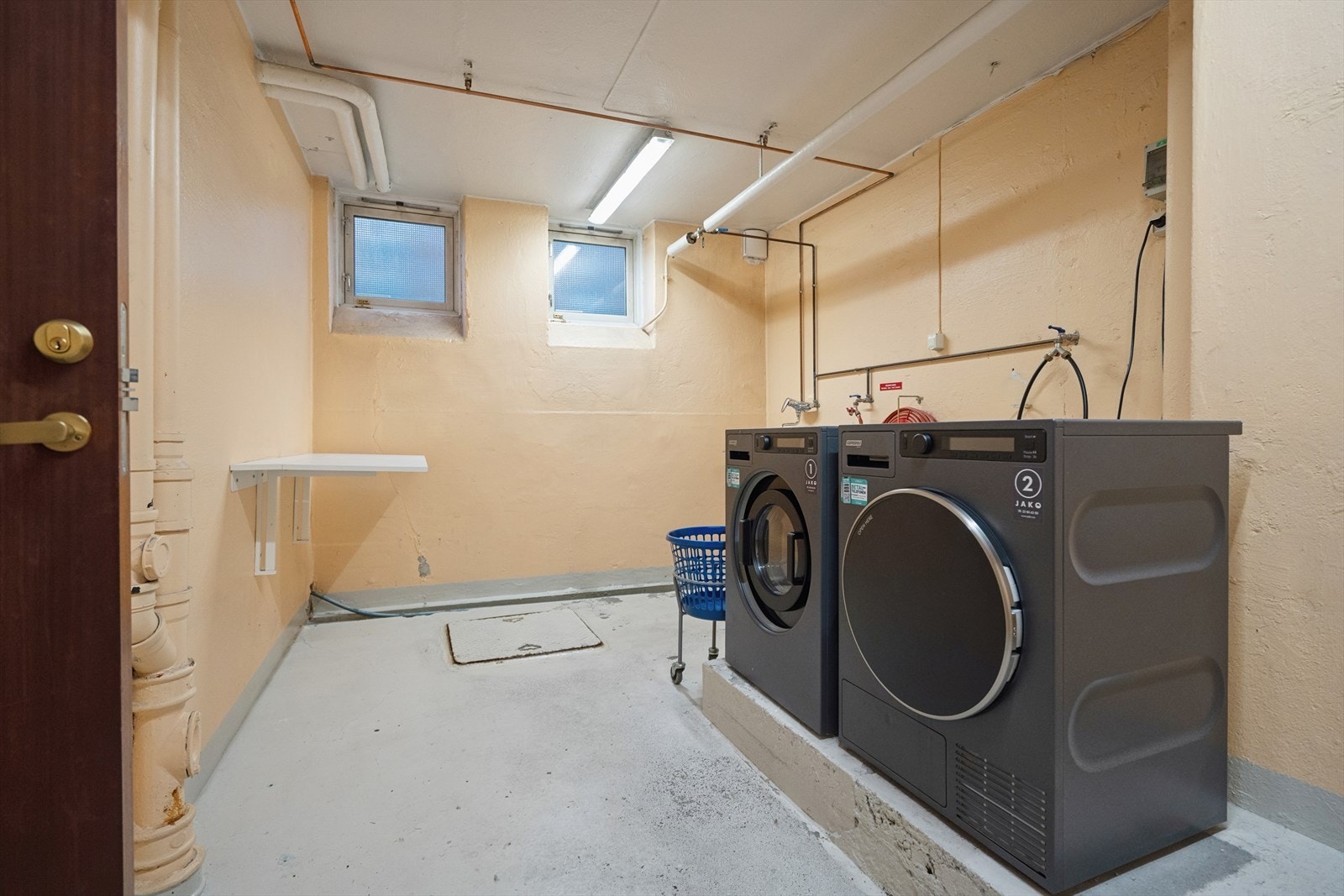 Felles vaskeri som kan benyttes. Det er opplegg for vaskemaskin på eget bad. Galleribilde