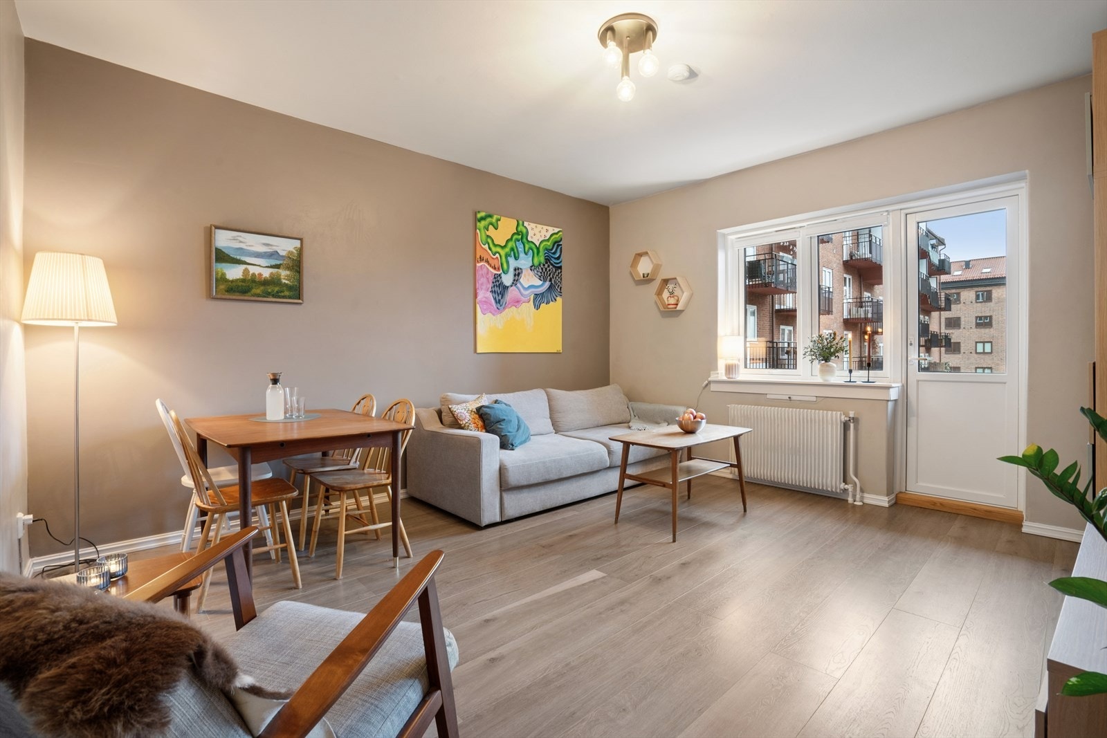 Stuen er romslig med god plass til både sofa og spisebord. Galleribilde