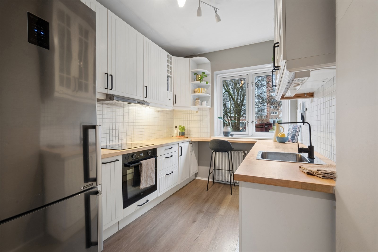 Kjøkkenet har en hyggelig og funksjonell utforming med god arbeidsplass. Galleribilde