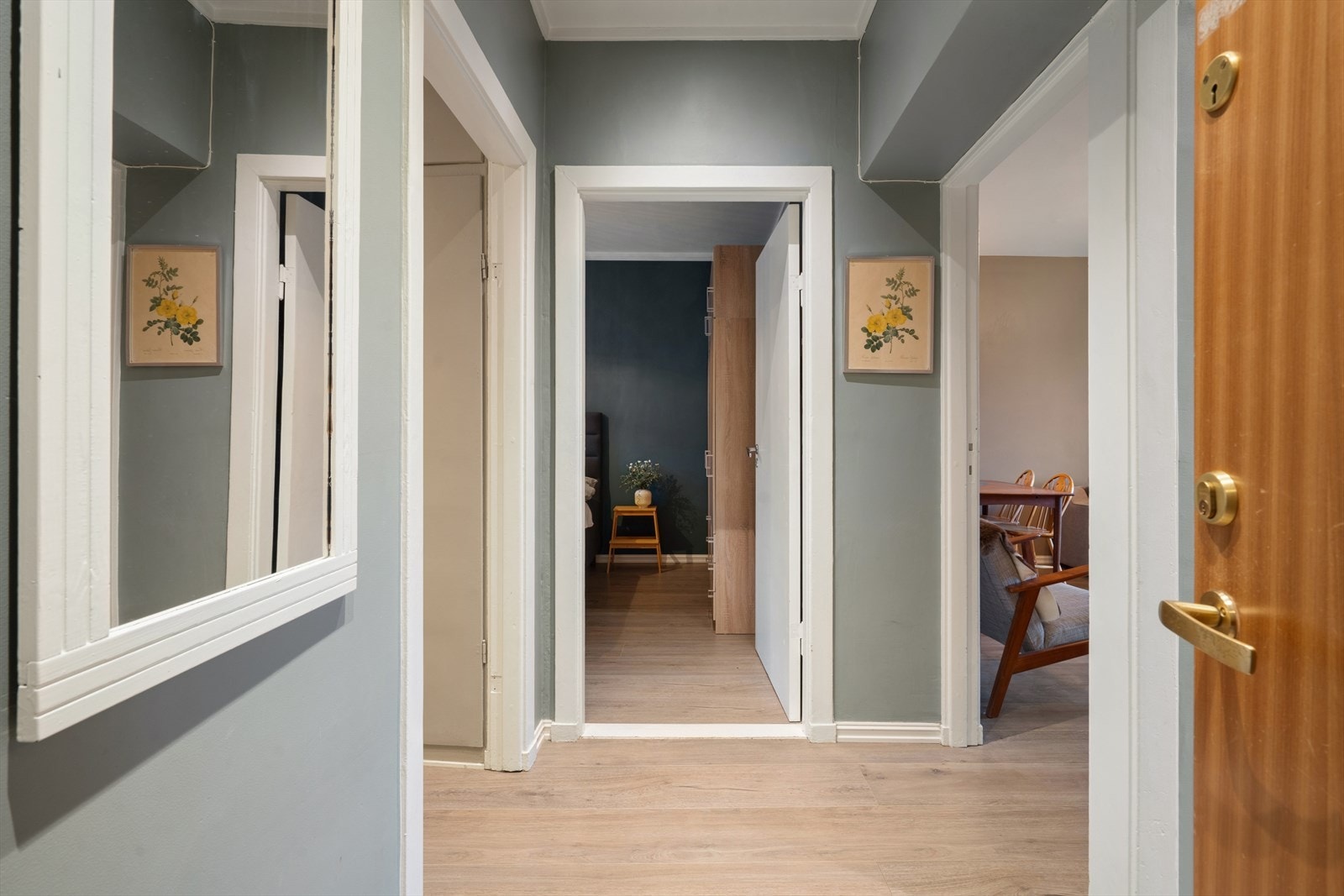 Fra entreen har du tilgang til alle rommene i leiligheten og fungerer som et naturlig bindeledd. Galleribilde