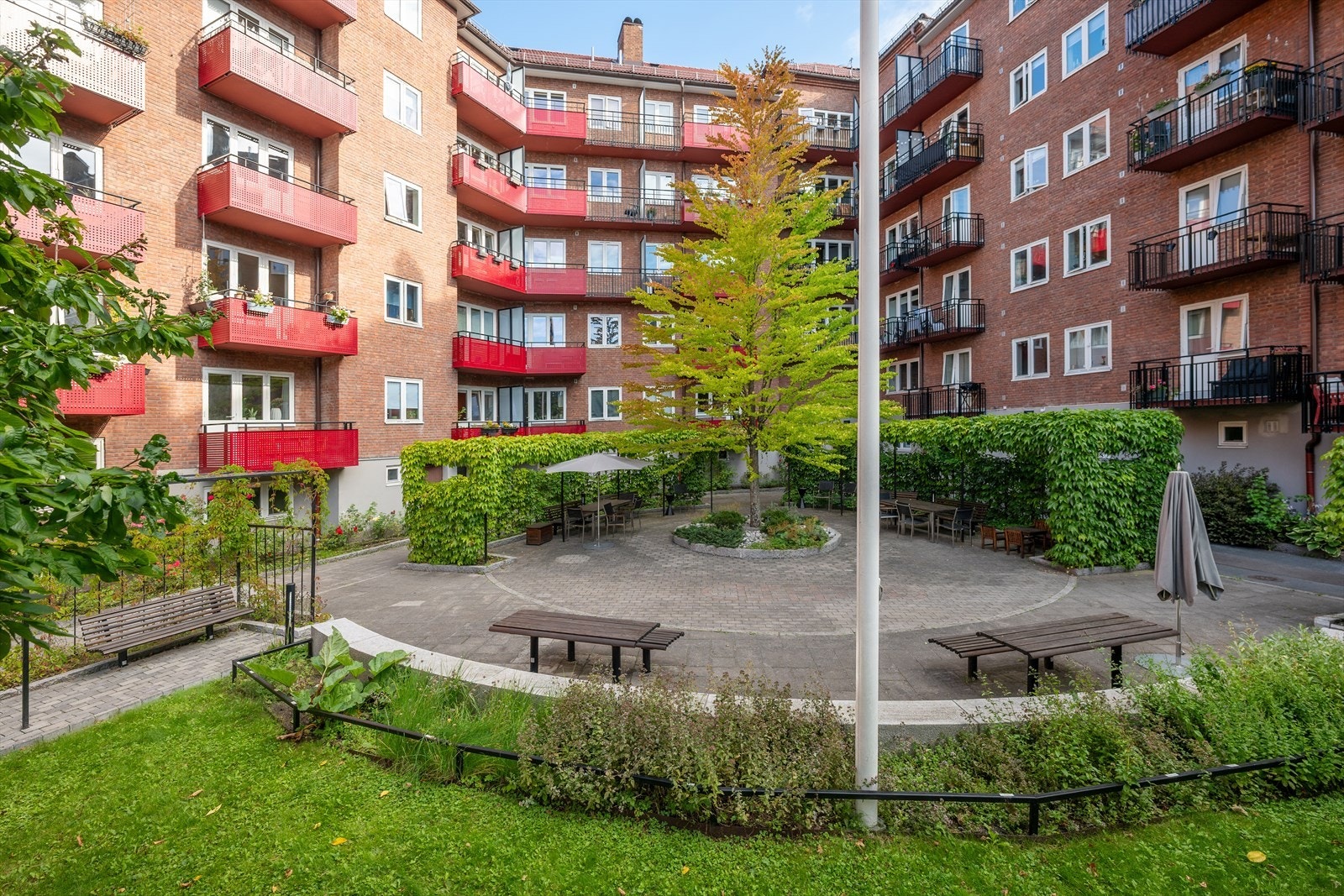 Grønn og hyggelig bakgård som gjør sommerdagene litt bedre. Galleribilde