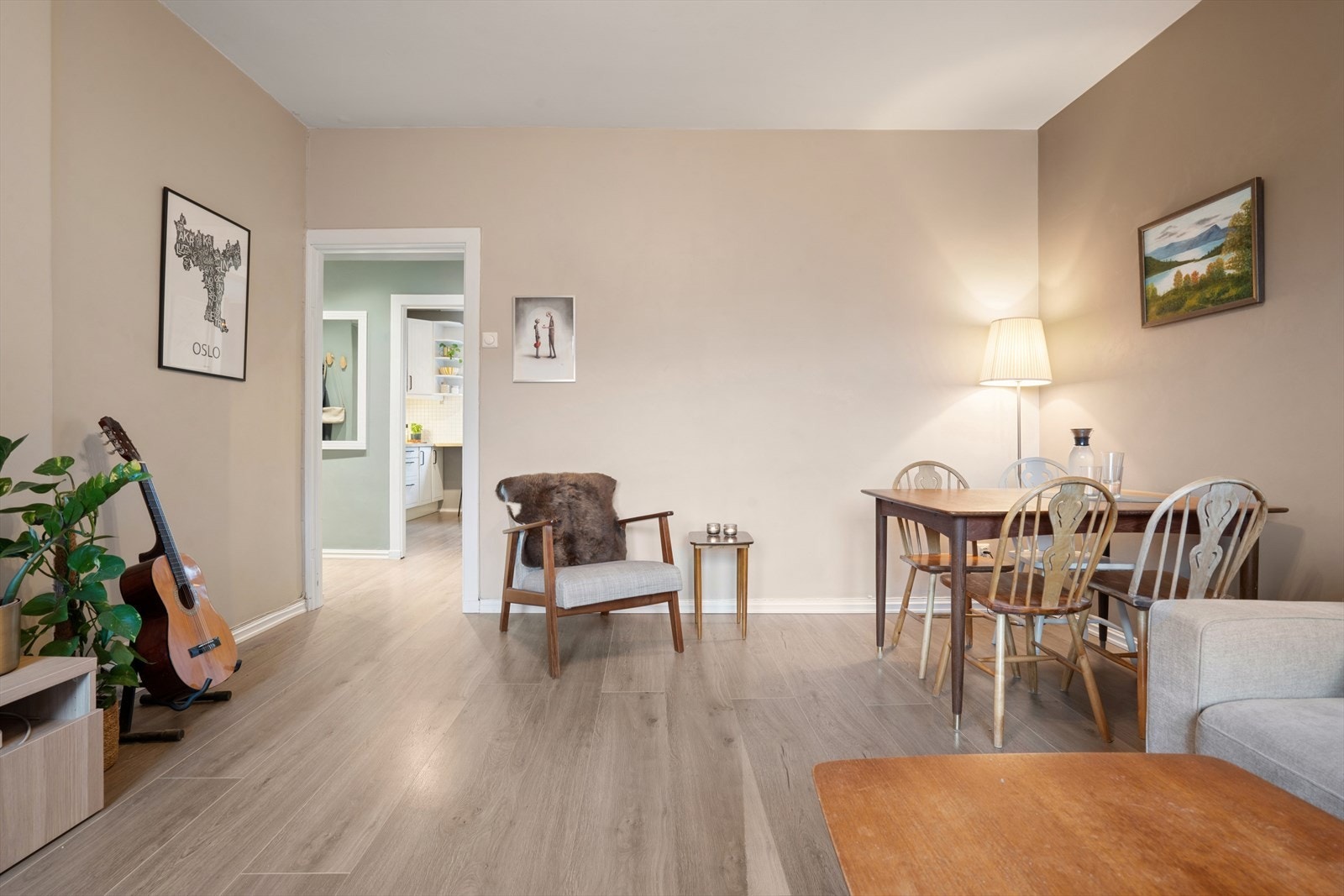 Utgangen til balkongen gjør at stuen føles enda større. Galleribilde