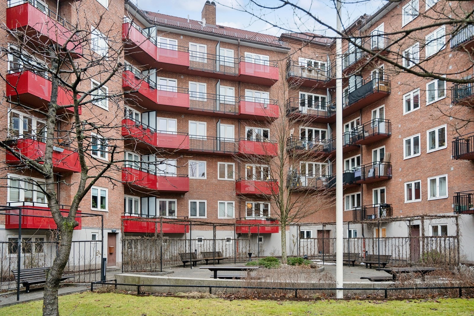 Bakgården. Galleribilde