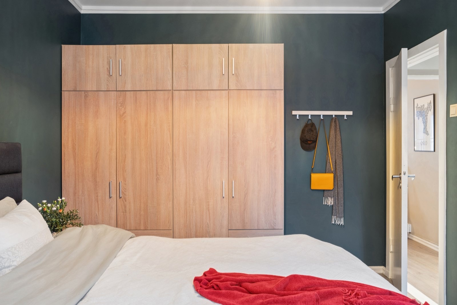 Romslig garderobe med plass til klær, sko og eventuelt andre ting. Galleribilde