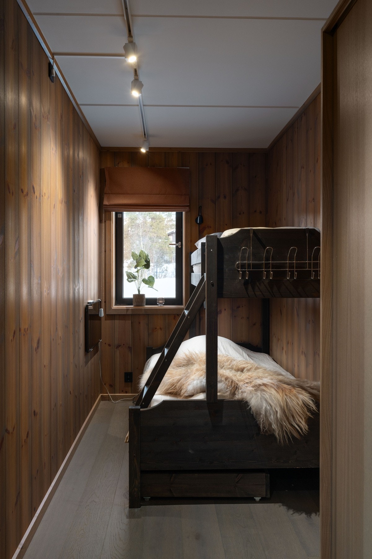 Leiligheten har tre soverom med god plass til familie og venner Galleribilde