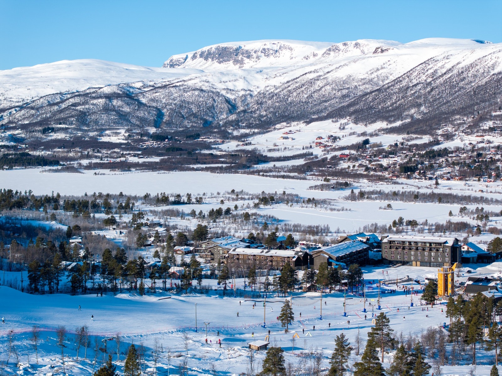 Her er det både alpinbakker og milevis med langrennsløyper rett utenfor døren Galleribilde