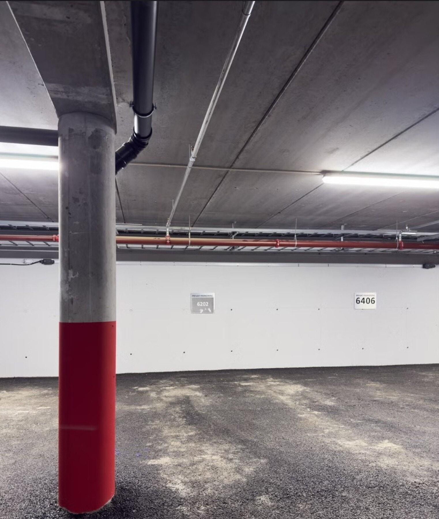 Egen garasjeplass med elbil lader medfølger. Herfra kan du gå tørrskodd til leiligheten Galleribilde