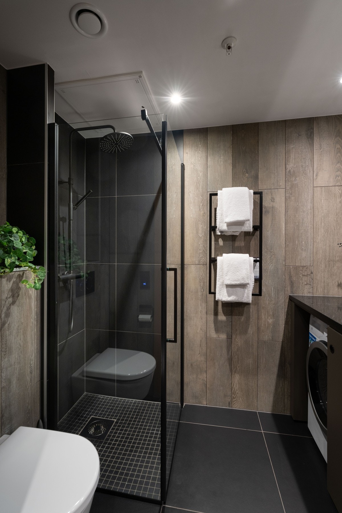 Leiligheten har to bad, dette med opplegg for vaskemaskin Galleribilde