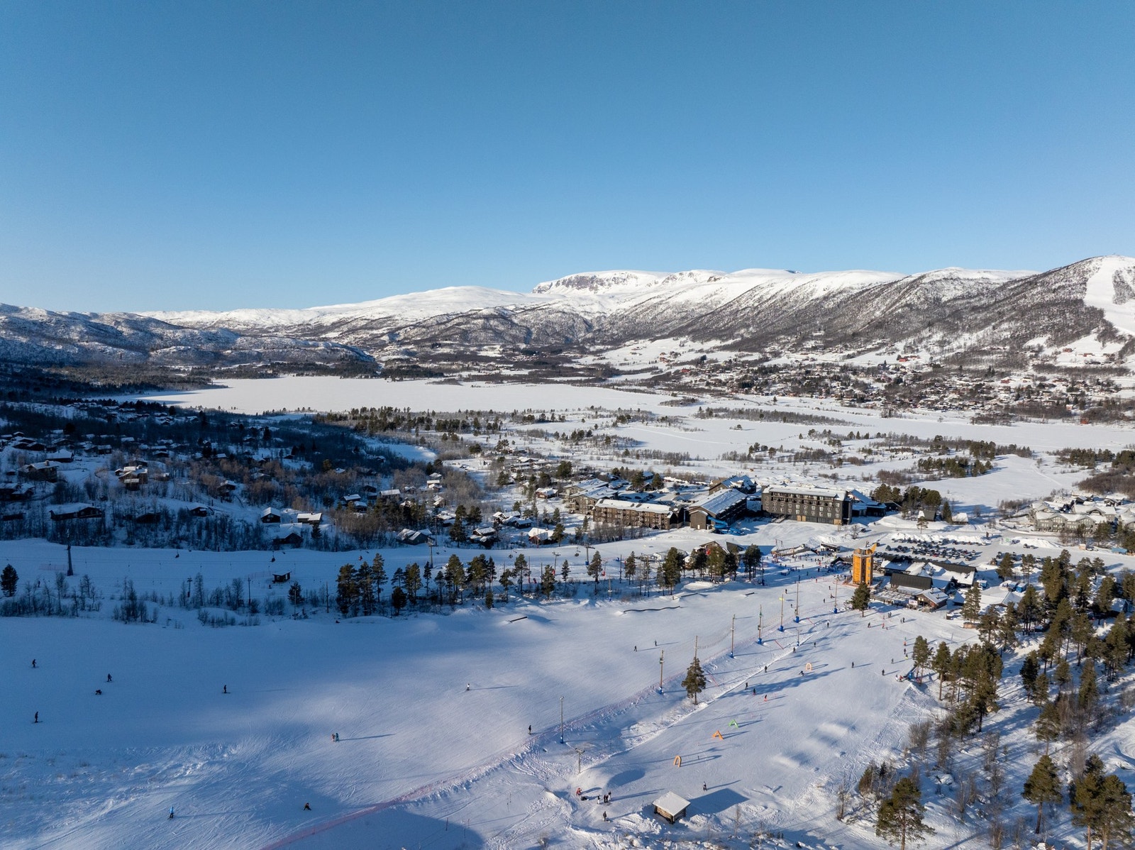 Geilo byr på 46 alpinløyper og 20 heiser som omkranser sentrum Galleribilde