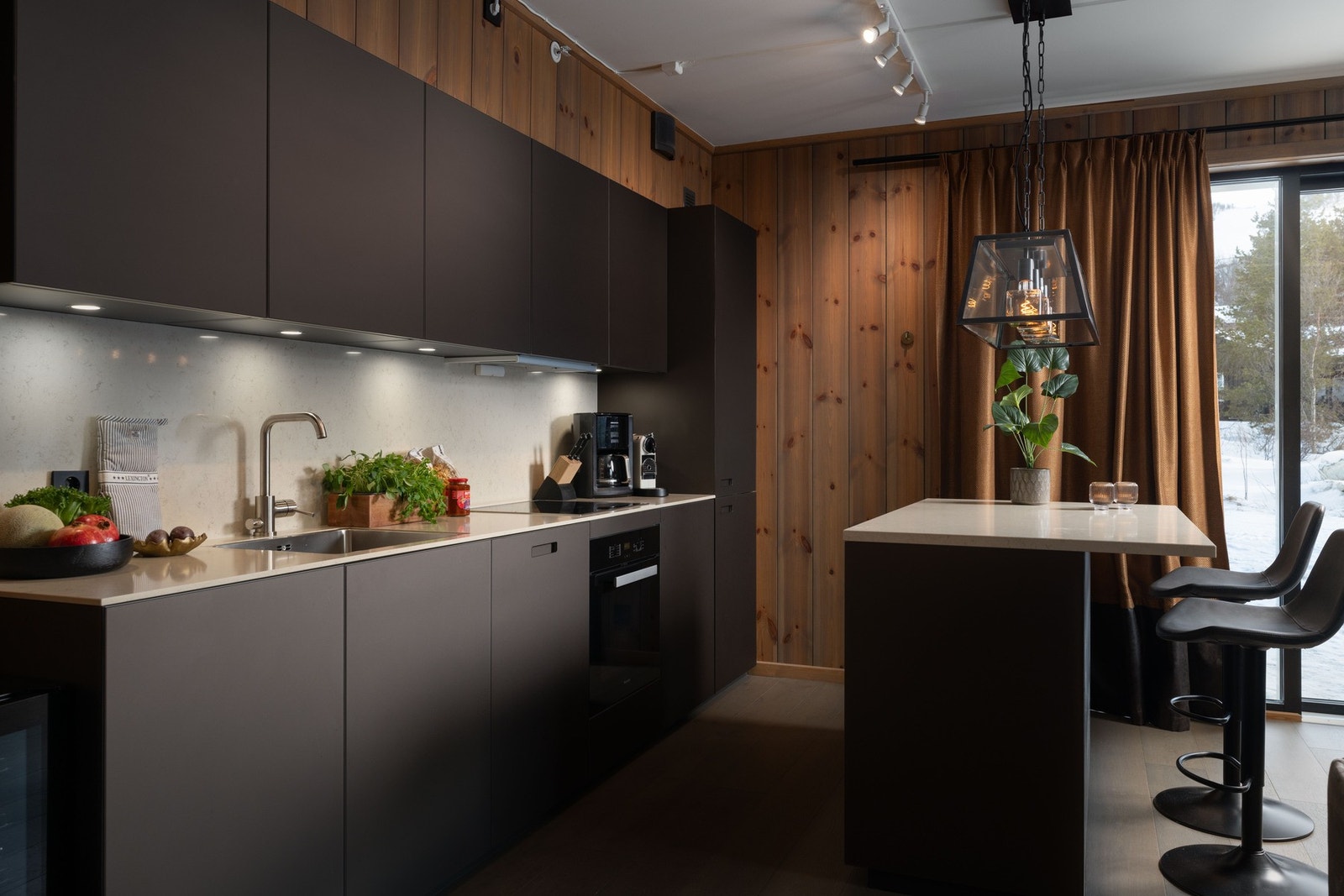 Godt med benkeplass til å trylle fram gode måltider Galleribilde