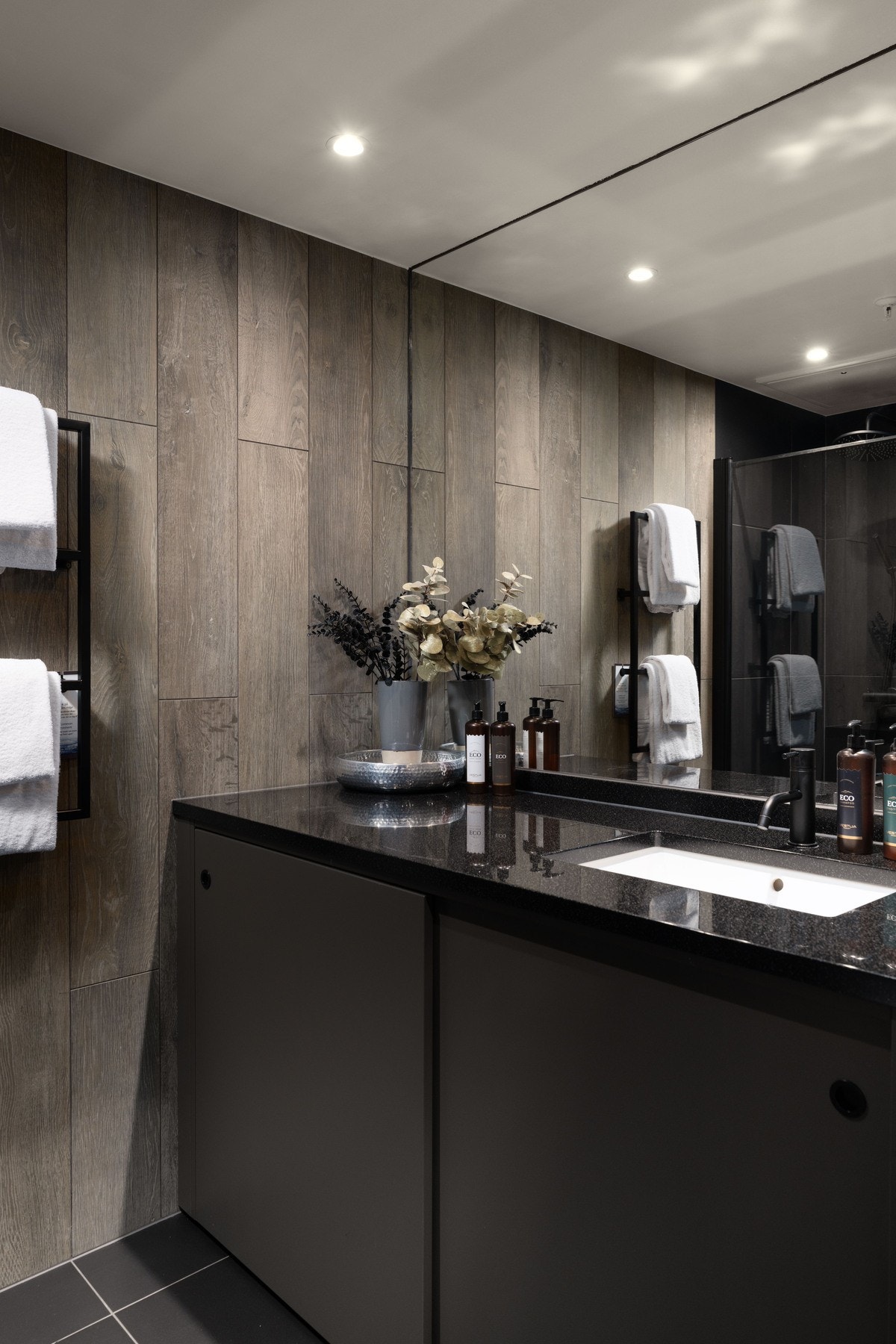 Servantinnredning med oppbevaringsplass under, samt at det skjuler vaskemaskinen Galleribilde