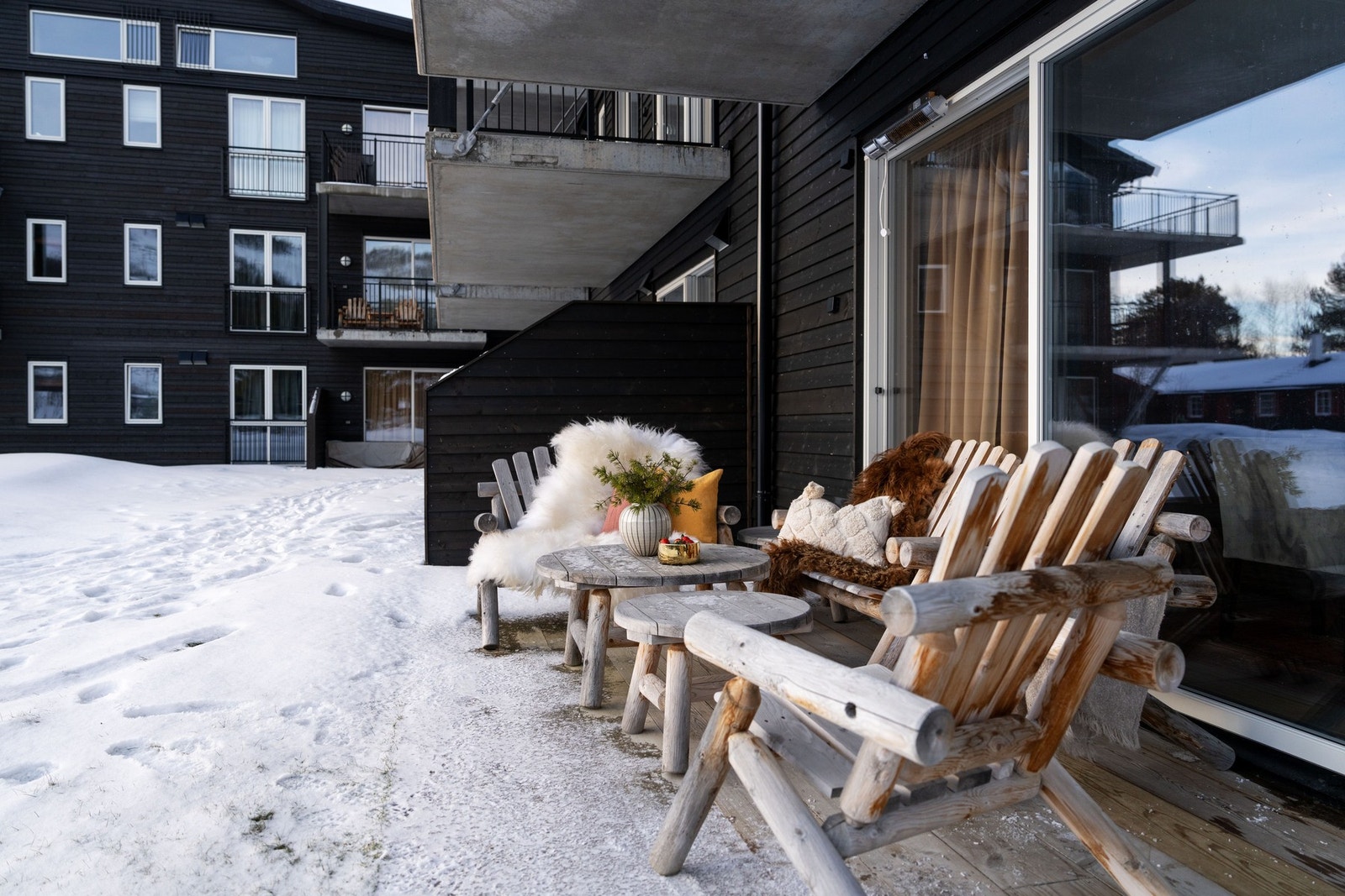 Og ettermiddagssolen varmer og kakaoen damper i koppen... Galleribilde