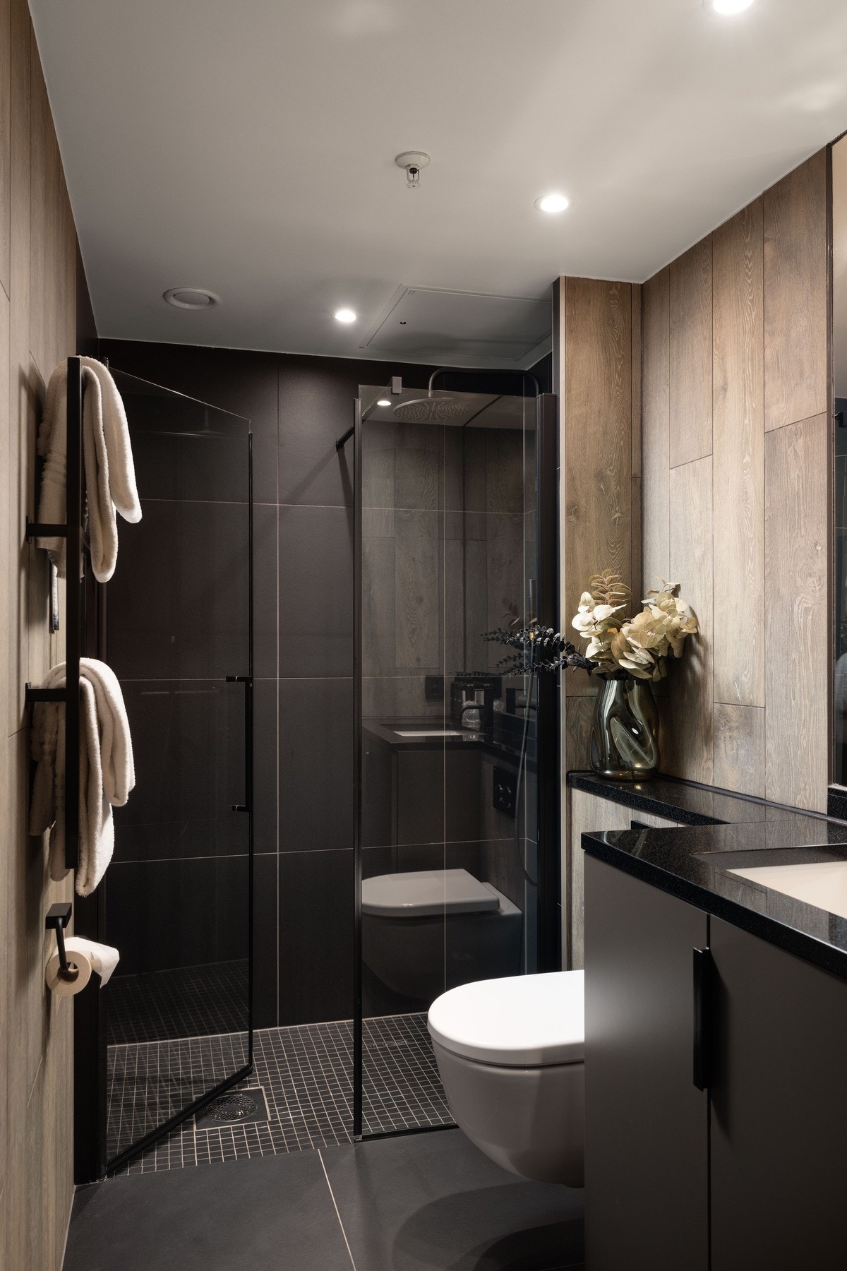 Lekkert, flislagt bad tiløhrende master soverommet Galleribilde