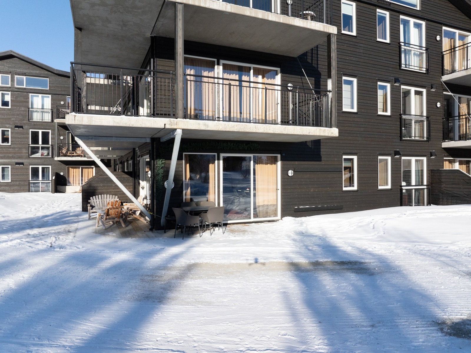 Ved terrassen er det også eget privat ski- og snowboardstativ Galleribilde