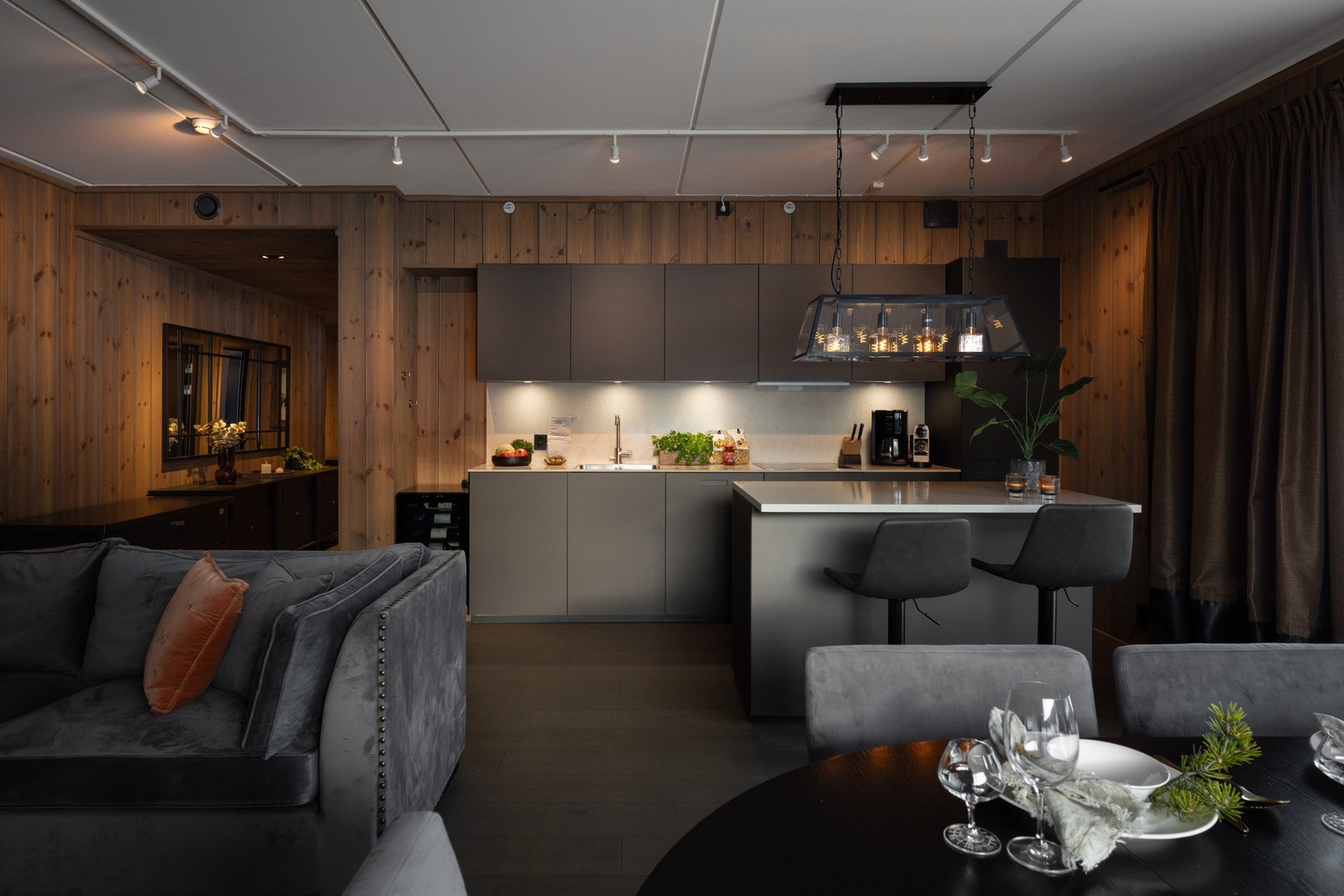 Leiligheten innbyr både til hyggelige frokoster og sosiale kvelder Galleribilde