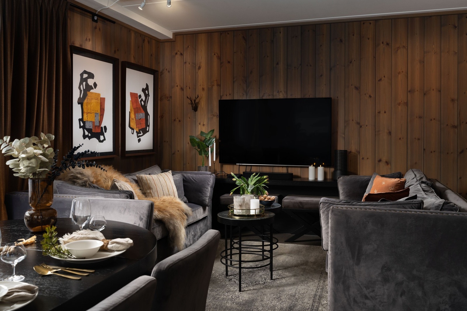 De lune fargetonene følger gjennom leiligheten Galleribilde