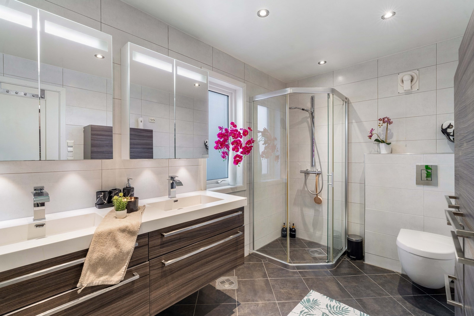 Rommet er utstyrt med vegghengt toalett, dusjhjørne og downlights i taket. Galleribilde