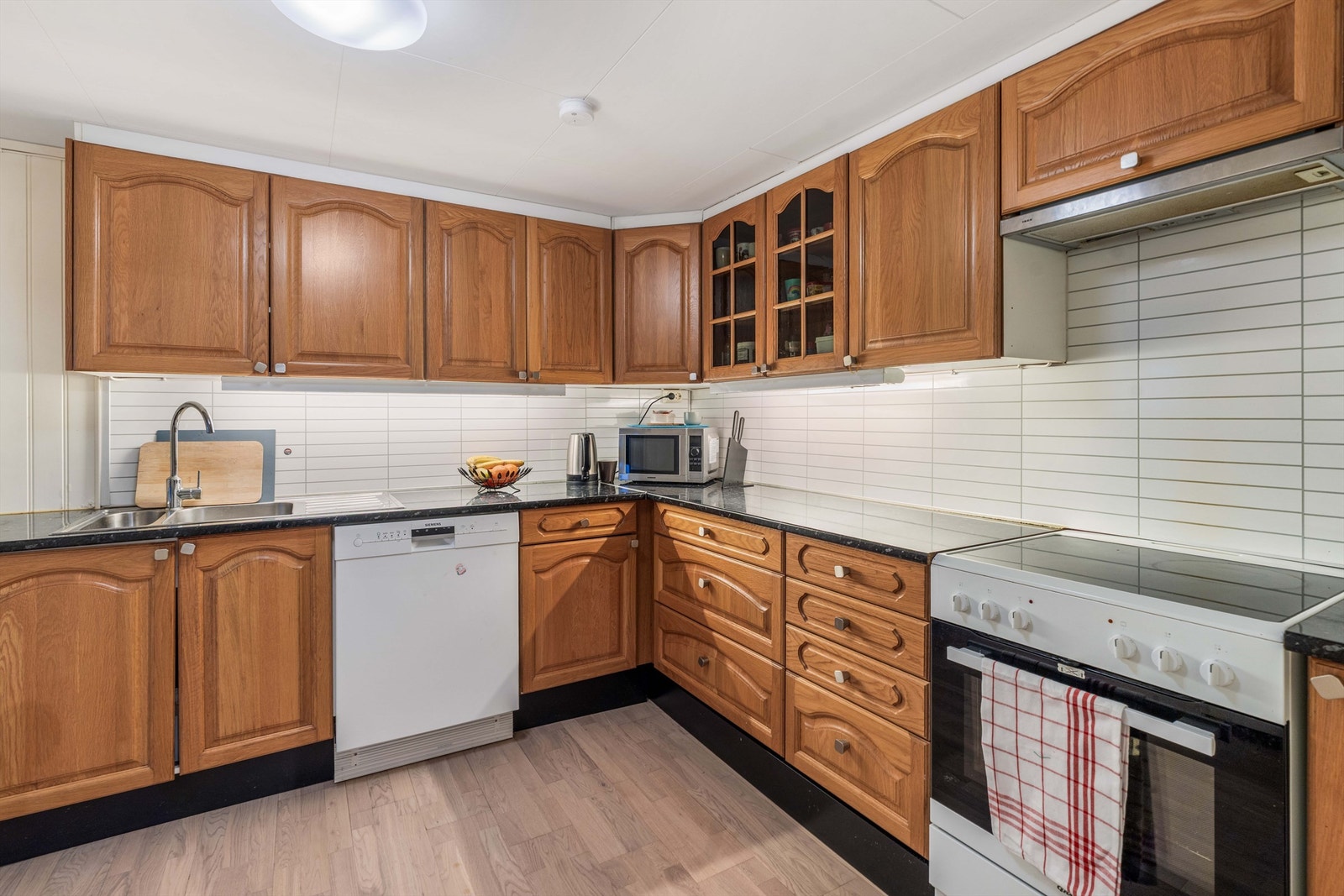 Innredningen har godt med skap- og benkeplass. Galleribilde