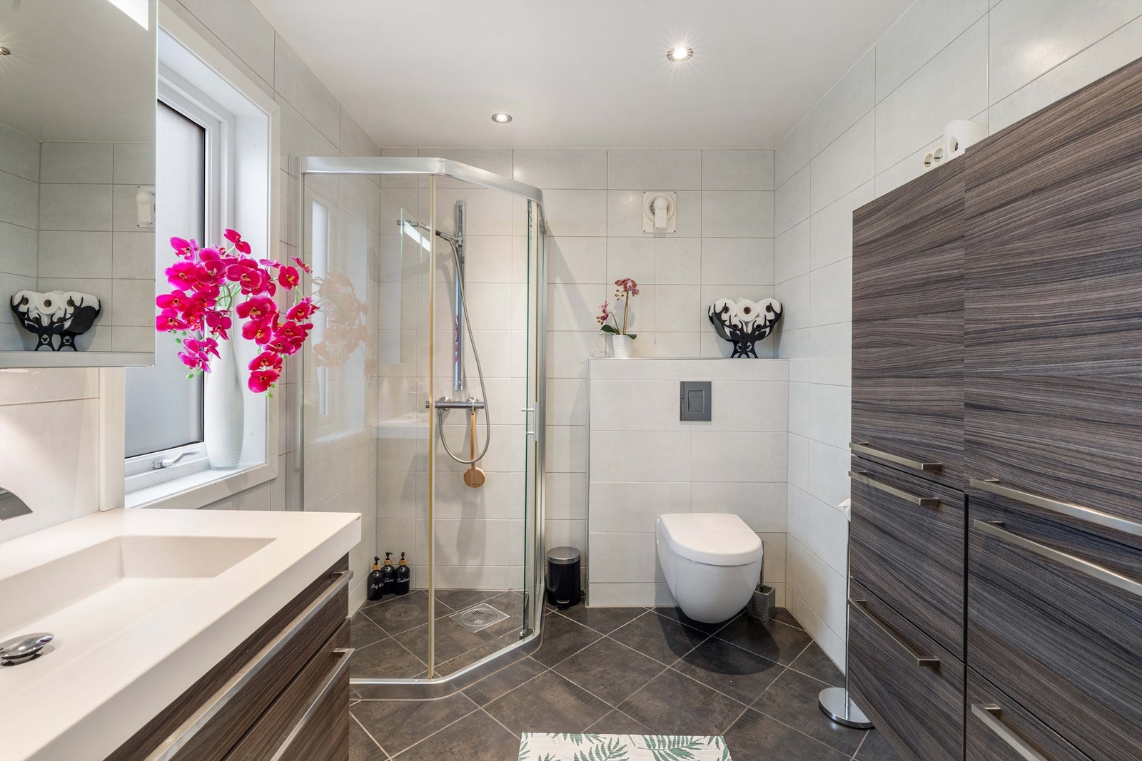 Badet i første etasje ble oppgradert i 2010/11 og har flislagt gulv med varmekabler. Galleribilde