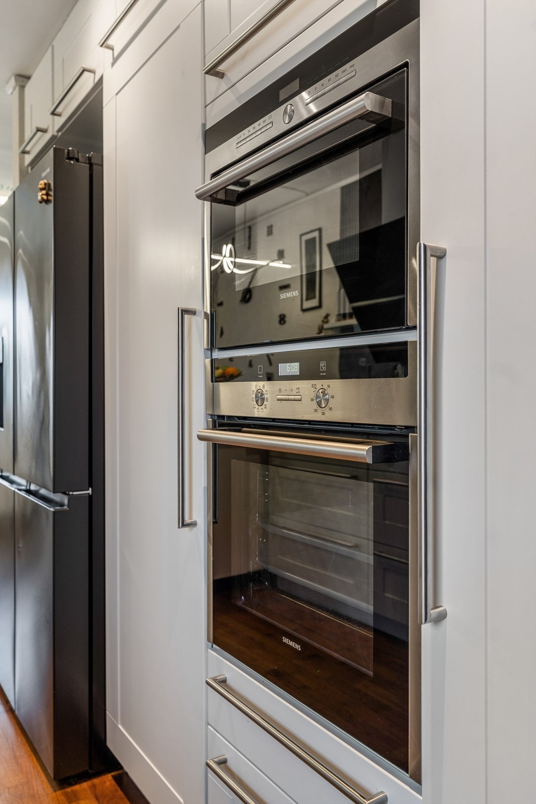 Høyskap med integrert stekeovn og mikrobølgeovn i praktisk arbeidshøyde. Galleribilde