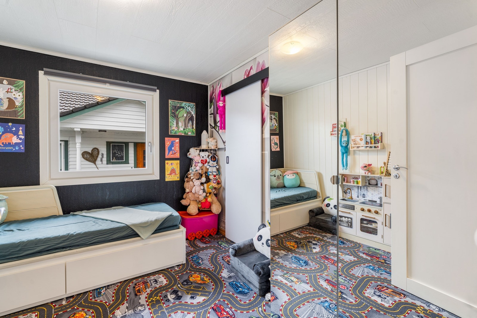 Det andre soverommet i etasjen er av god størrelse, med plass til seng og garderobeløsning. Galleribilde