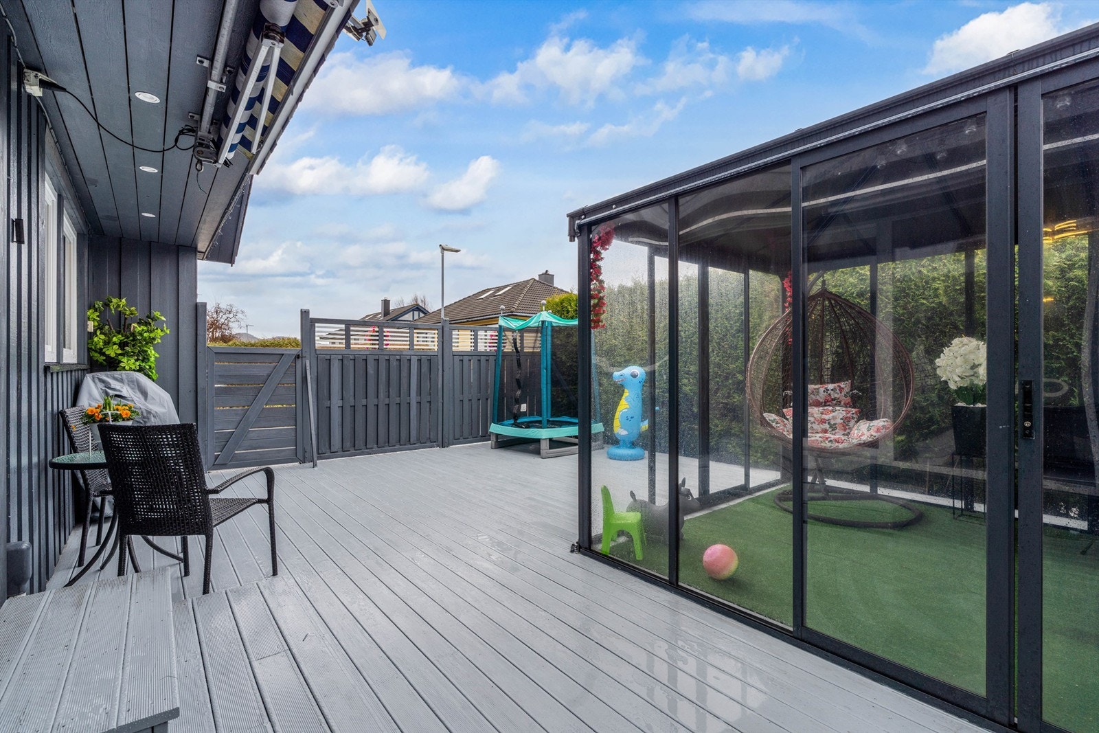 Den store terrassen er delvis skjermet og gir god plass for lek og aktivitet. Galleribilde