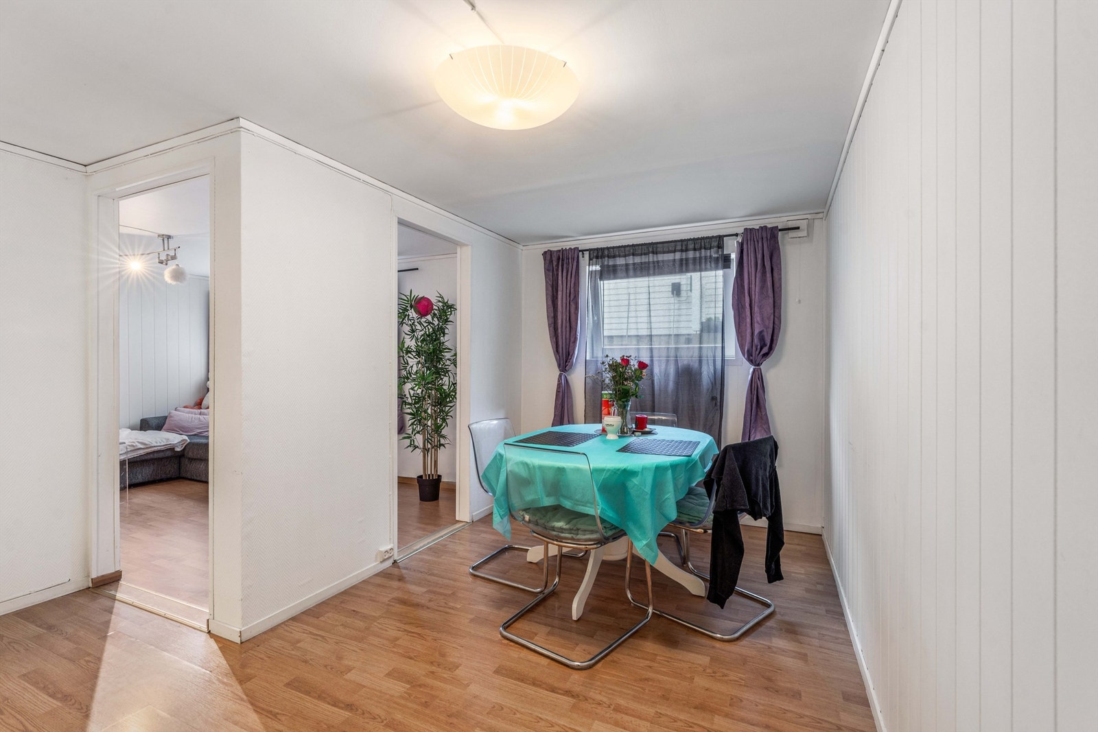 Spisestuen ligger i åpen forbindelse med stuen. Galleribilde