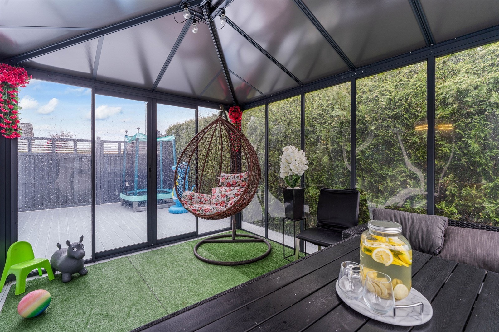 Inne i hagestuen er det lunt og godt, med plass til en romslig sittegruppe. Galleribilde