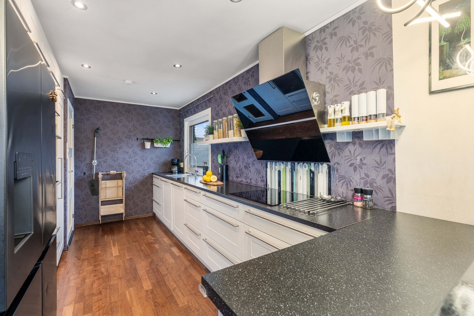 Kjøkkeninnredning fra Kvik med profilerte fronter og laminatbenkeplate. Galleribilde