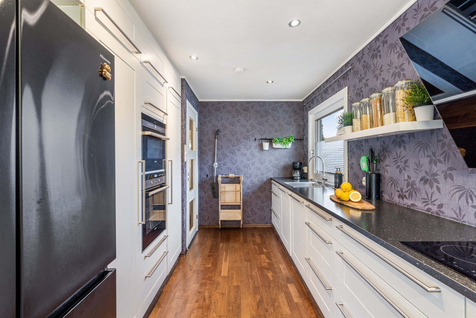 Kjøkkenet har rikelig med skapplass. Galleribilde