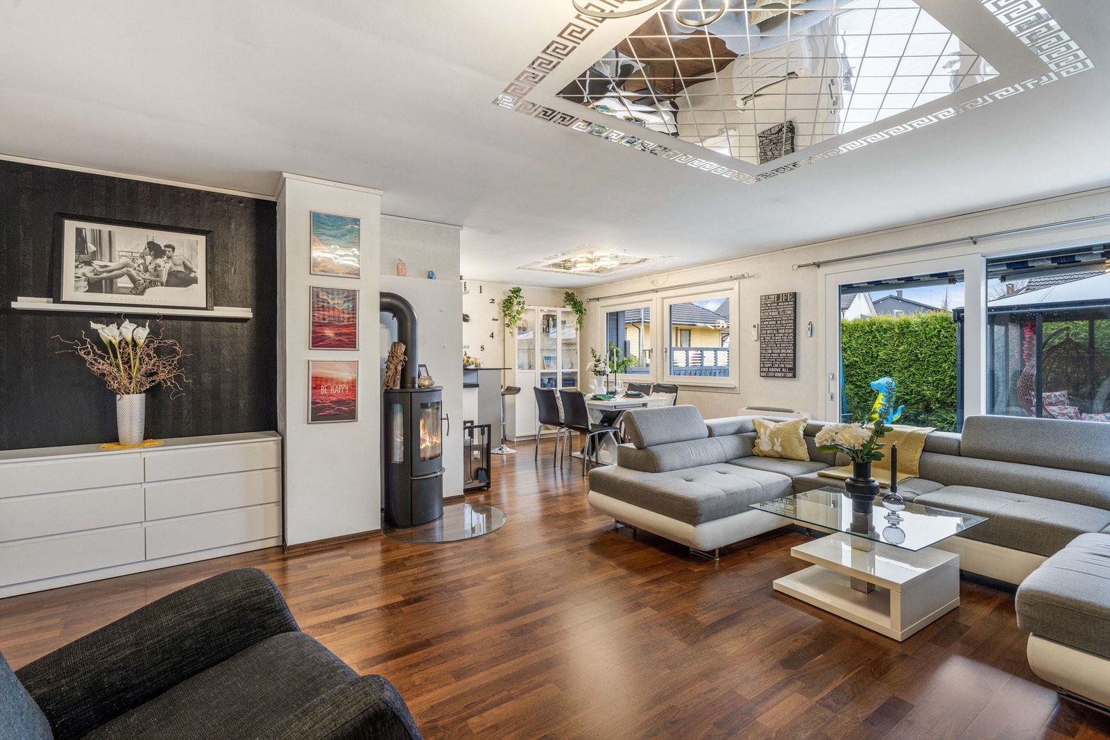 Den åpne løsningen gir en god flyt mellom stue, spisestue og kjøkken. Galleribilde