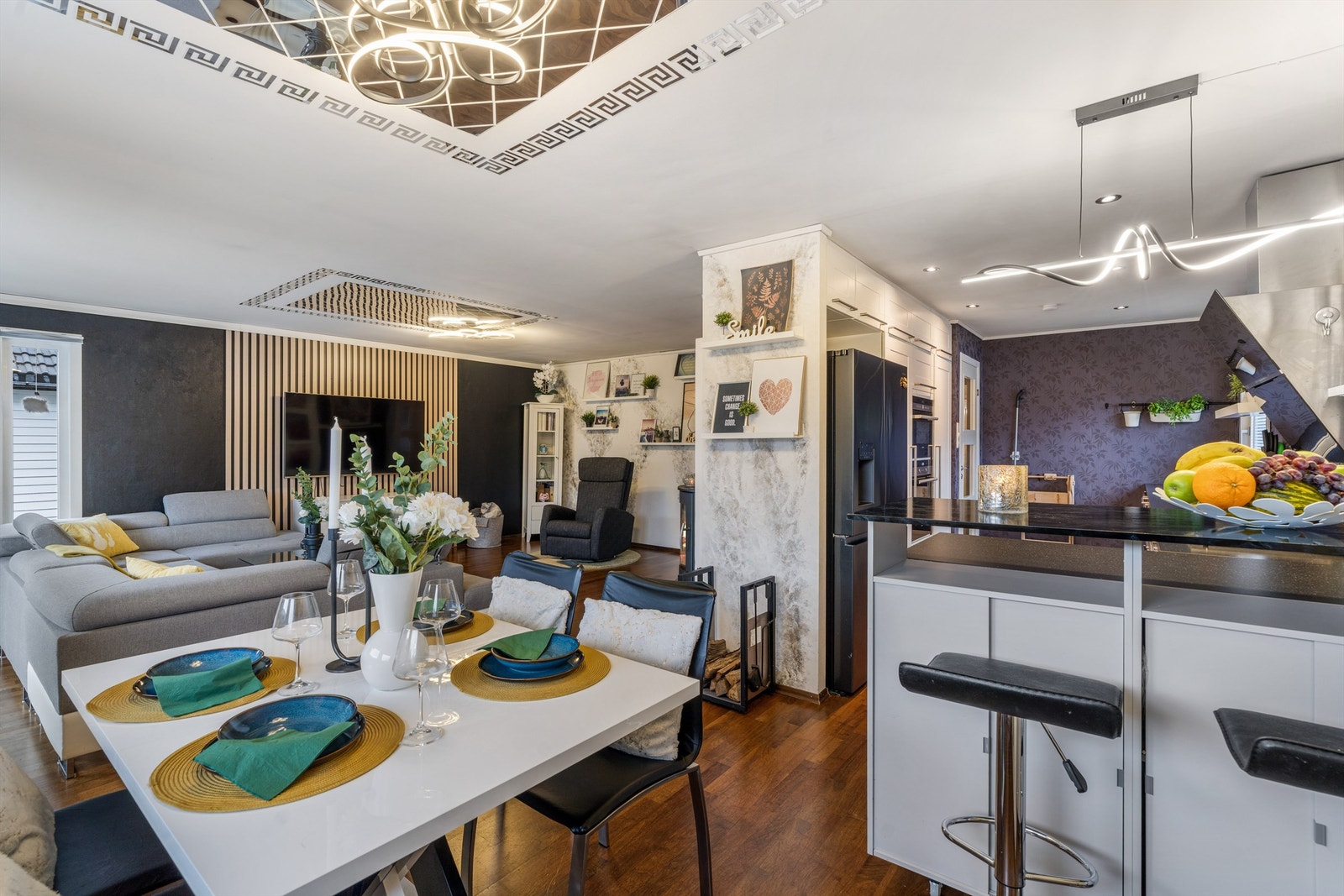 Spiseplassen danner et naturlig samlingspunkt mellom kjøkkenet og stuen. Galleribilde