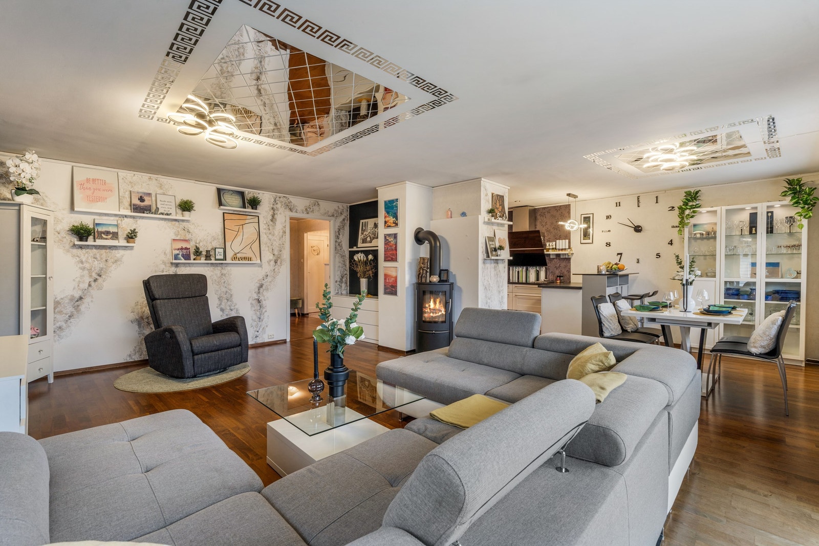 Gjennomgående parkett på gulvet i de fleste oppholdsrommene i etasjen. Galleribilde