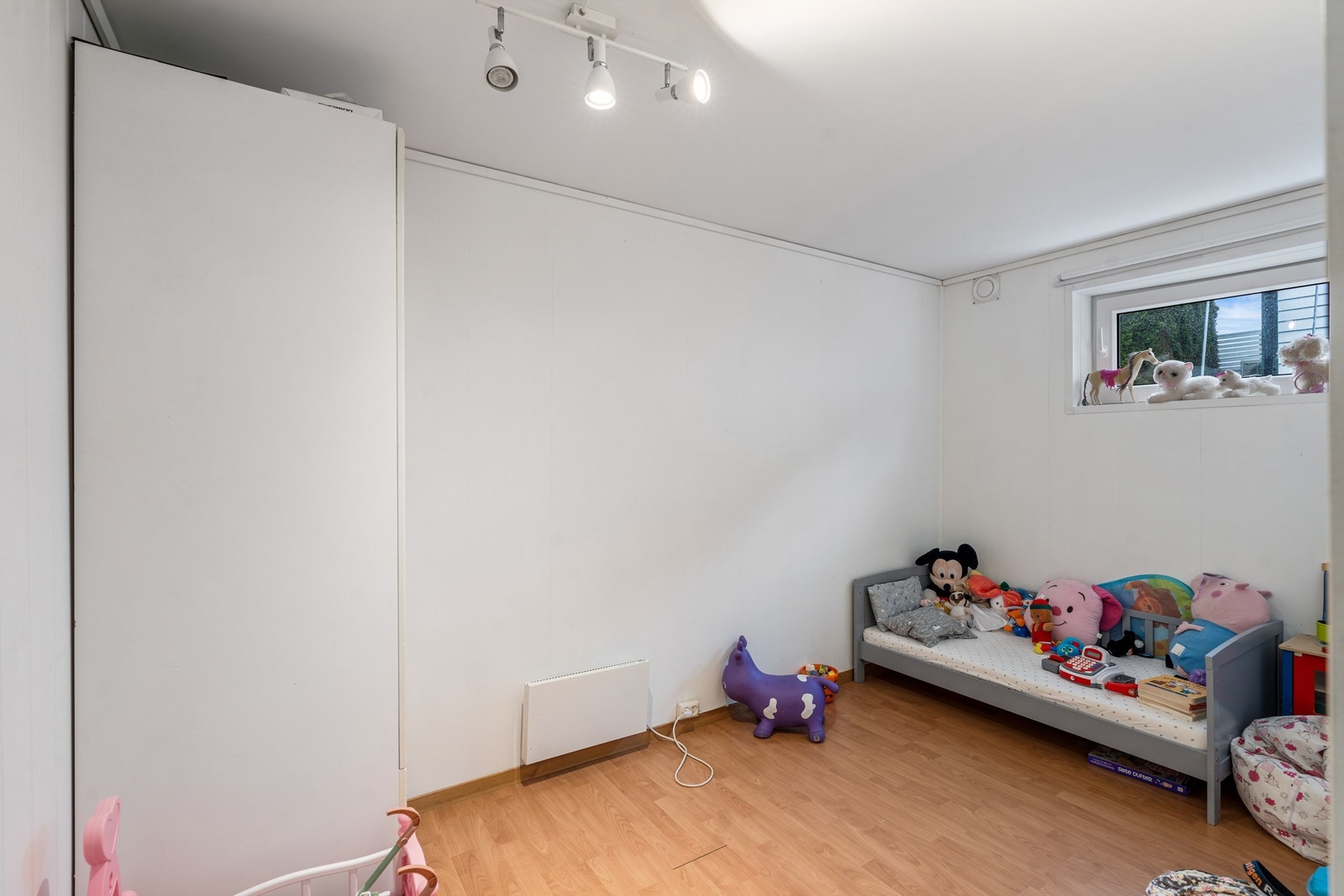 Et av de disponible rommene i underetasjen, som i dag er innredet som barnerom. Rommet er godkjent som hobbyrom. Galleribilde