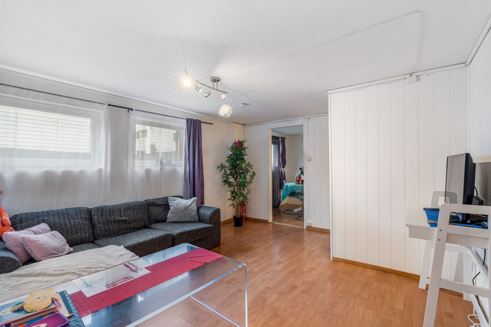 Underetasjen er ikke godkjent for varig opphold. Rom innredet som stue er godkjent som hobbyrom. Galleribilde