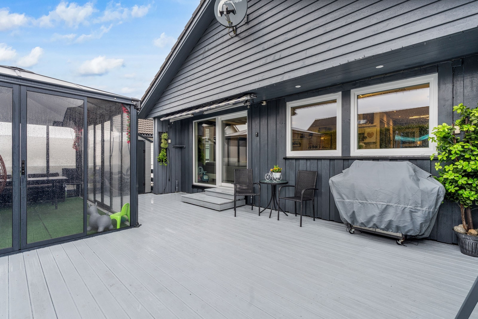 Stor terrasse på 36 m² med direkte utgang fra stuen. Her er det god plass til utemøbler og sosiale soner. Galleribilde